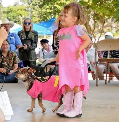 Child with a pet at the fair pet show